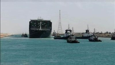 عملوها الرجالة. نواب الشيوخ يعبرون عن سعادتهم بعد نجاح تعويم السفينة بقناة السويس