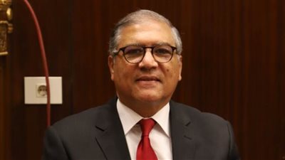 عفت السادات يشيد ببرنامج 