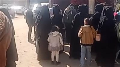 بالصور.. إقبال لافت على لجان الواحات بمدرسة القصر وسط دعم واسع لأيمن أبو العلا