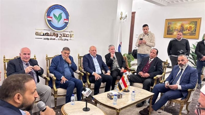 الكاتب الصحفي عمرو