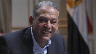محمد أنور السادات يستقيل من رئاسة 