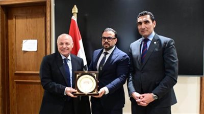 رئيس شباب النواب يكرم  أبو ريدة والتوأم حسن.. واتحاد الكرة يهديه تيشرت المنتخب الوطني 