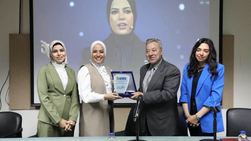 تكريم النائبة أية