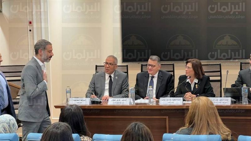 خلال اجتماع لجنة