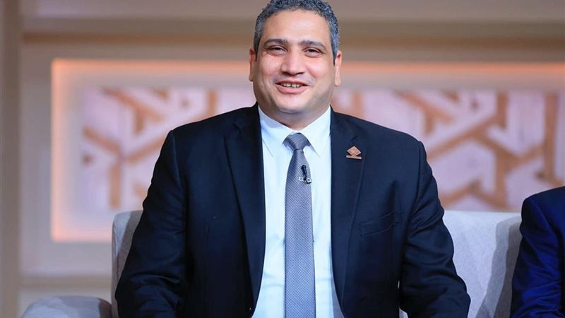 طالب النائب عماد