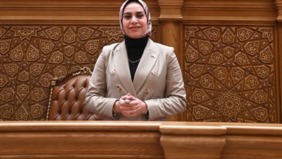 فاطمة عادل تطالب بوقف الأعمال الشاقة وقت الذروة: وقائع الوفاة والإغماء تستوجب تدخلاً عاجلاً وتنظيماً فورياً لساعات العمل