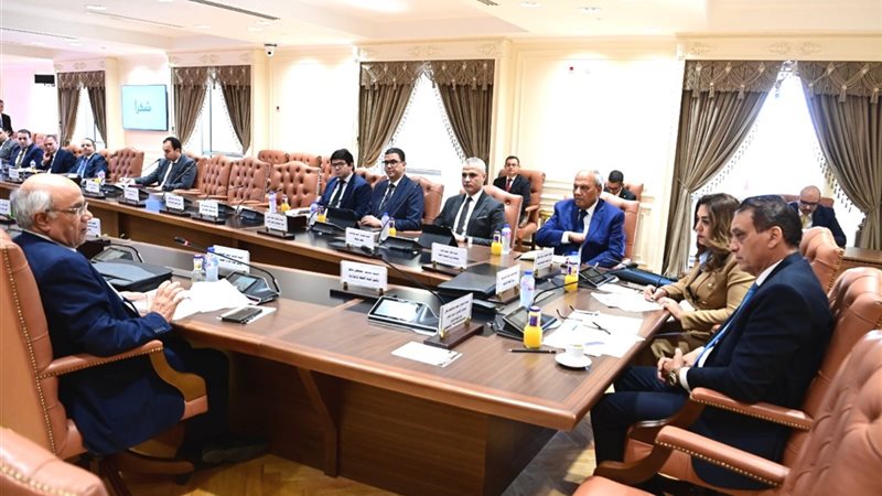البرلمان يبدأ مناقشة