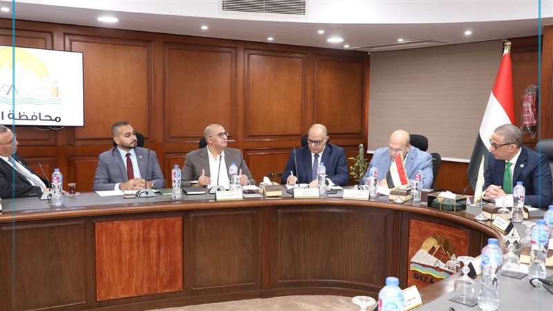 محافظ الجيزة يبحث مع النواب