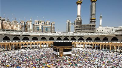 برلماني يتكفل برحلة عمرة لأحد أفراد أسرة كل متوفى في حادث الإسماعيلية