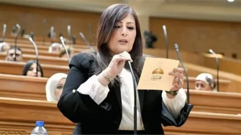  النائبة إليزابيث