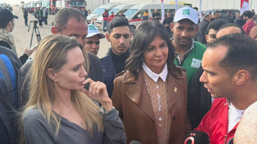 جولة أنجلينا جولي بمستشفى العريش