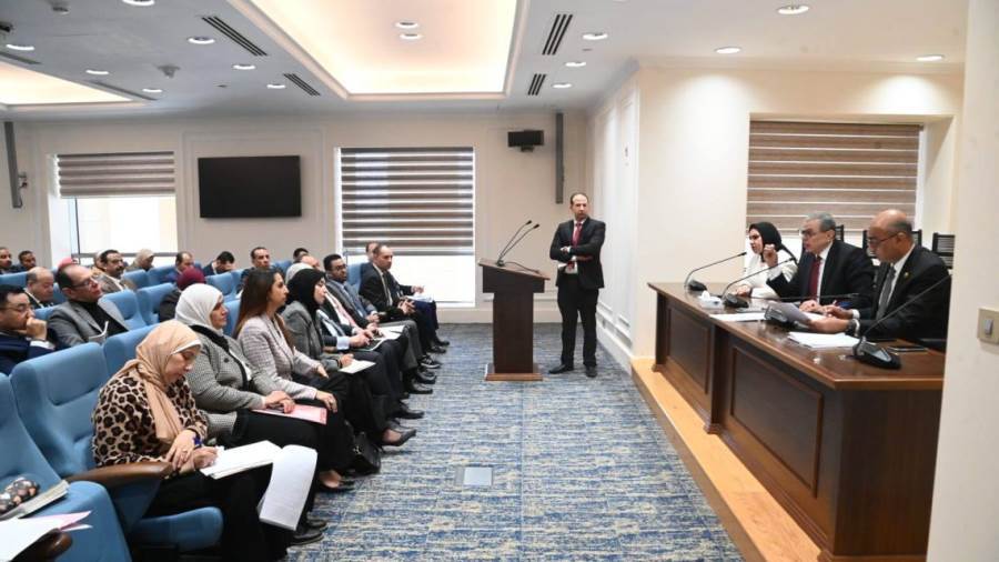 جانب من اجتماع لجنة القوى العاملة