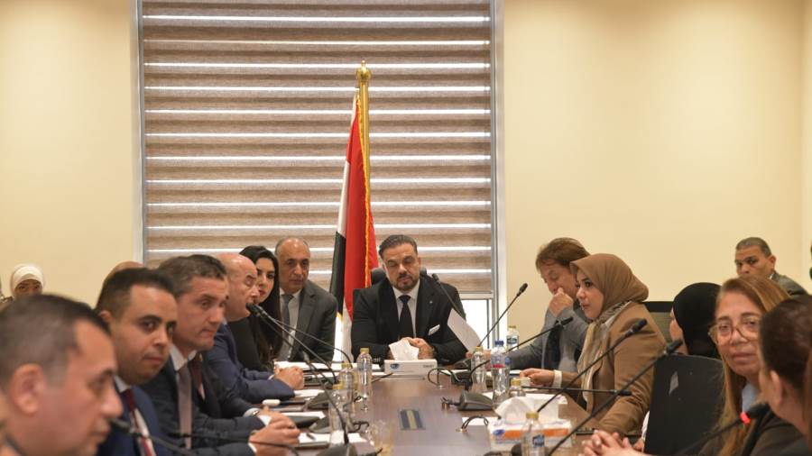 خلال اجتماع لجنة الشباب والرياضة