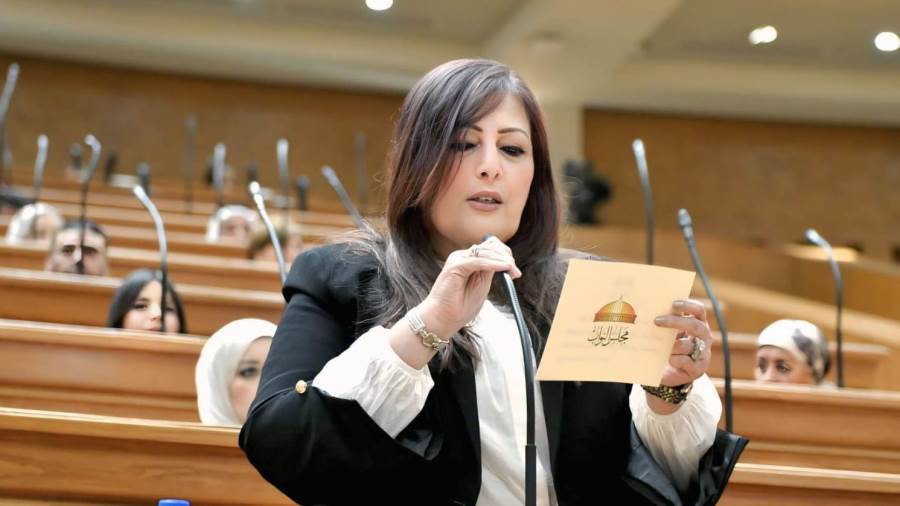 النائبة إليزابيث شاكر