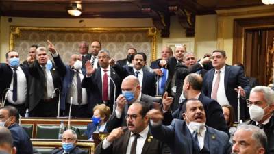 صور.. لحظة طرد النائب عبد العليم داود من قاعة البرلمان..وأميرة أبو شقة تُعلق