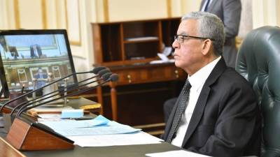 المستشار جبالي يطالب النواب بعدم الجلوس على مقاعد الحكومة 