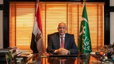 حازم الجندى يُحيى جهود رجال هيئة قناة السويس ويقترح تكريمهم