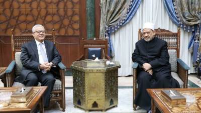 رئيس النواب يقدم واجب العزاء لشيخ الأزهر في وفاة شقيقته الكبرى