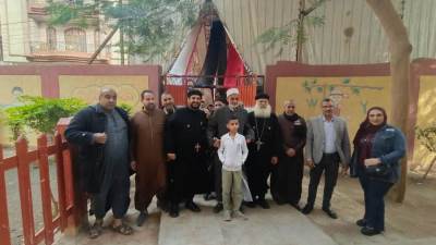 المحبة والترابط بين شركاء الوطن أثناء الإدلاء بصوتهم.. صورة تزين المشهد الانتخابي بالقليوبية